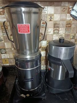 Um liquidificador de 4 litros e um aparelho de suco de laranja natural 