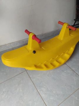 Gangorra infantil amarela para crianças