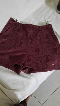 Lindo Shorts em Jacquard, cor vinho. Tam 40. 45,00