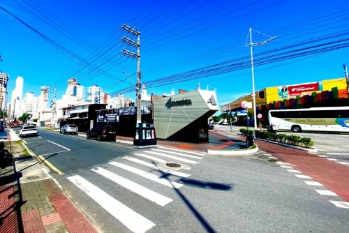 Terreno Quarta Avenida 632m² com 3 Frentes