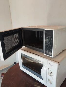1 micro-ondas e 1 forno 