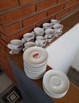 Conjunto de 18 xícaras e 20 pires de porcelana FAVOR LER A DESCRIÇÃO!