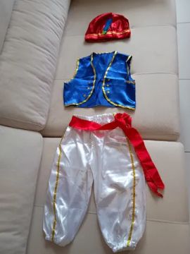 Linda fantasia infantil de príncipe.