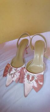 Sapatos de salto alto rosa com laço