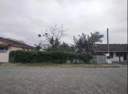 Terreno no centro de Penha excelente localização