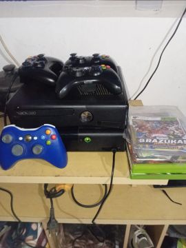  2 Xbox 360 com jogos e controles