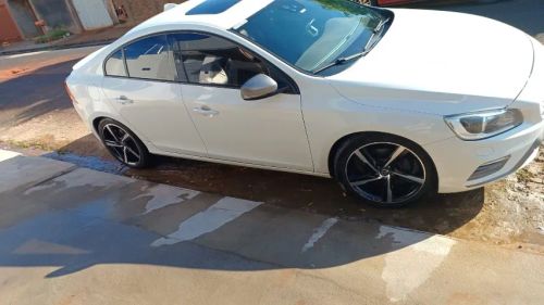 VOLVO S60 R-DESINGN T6 3.0 AWD 304HP AUTOMÁTICO EM PERFEITO ESTADO