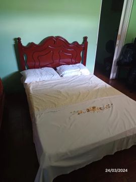 Cama de casal madeira antiga