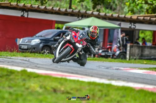 Yamaha R3 - Esportiva impecável