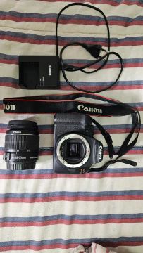 Máquina fotográfica Canon T7 com lente 18-55