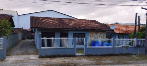 Casa com 3 quartos e uma kitnet nos fundos