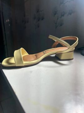 Sandália feminina amarela