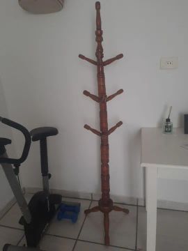 Cabideiro de madeira em ótimo estado