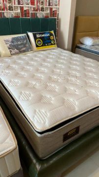 Cama queen e colchão 