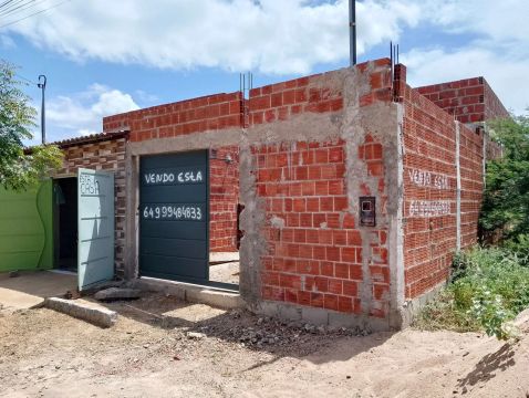 Terreno com casa em construção 