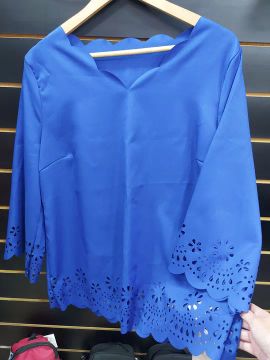 Blusa feminina azul com detalhes no punho e gola.
