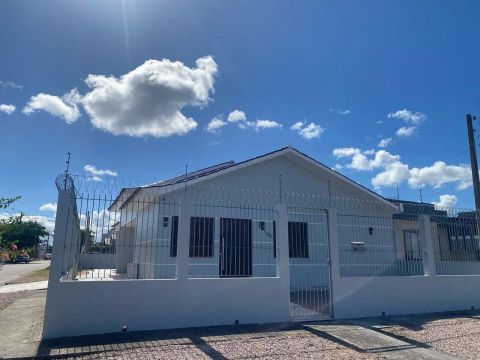 Casa nas Três Vendas, Pelotas, 180m². 4 dormitórios (1 suíte), 3 banheiros, salas de estar