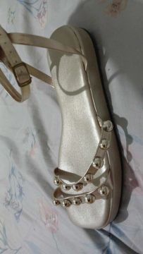 Sandália Dourada com Detalhes em Metal