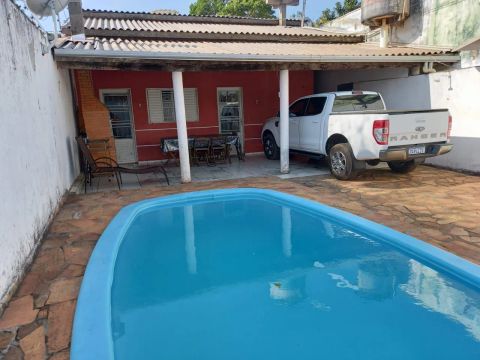 Casa com piscina e churrasqueiral