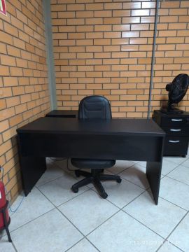 Mesa de escritório preta com 2 gavetas