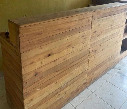BALCÃO DE PALETE E PINHO
