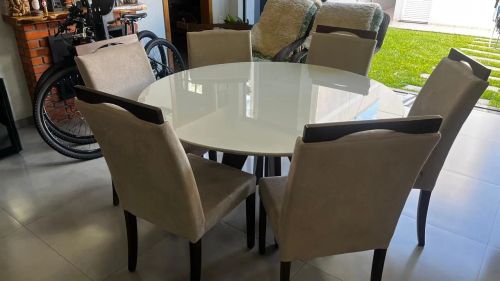 Mesa de jantar branca redonda com 6 cadeiras