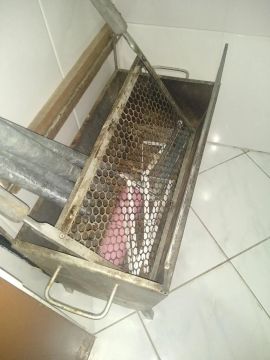 Churrasqueira em ótimo estado toda em aço, com pés desmontável 