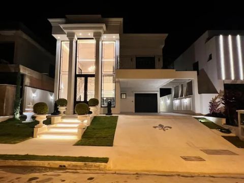 Casa a venda em condomínio, 255m² úteis, 3 suítes, 4 vagas, no Medeiros, Jundiaí.