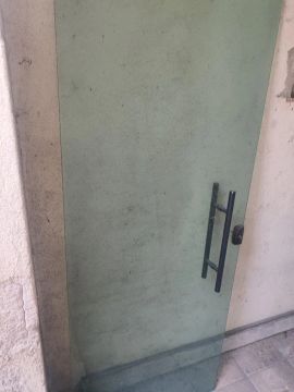 Porta de vidro temperado com puxador