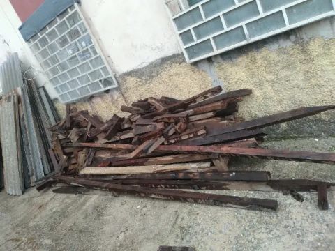 Telhas e mouroes ipe curados e escoras
