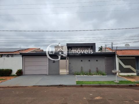 Impecável casa à venda em Campo Grande-MS, na Vila Jacy: 3 suítes, 2 salas, 4 banheiros, 5