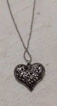 Colar de metal prateado, com pingente de coração