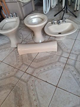 Conjunto de vaso, pia e bidê 