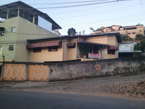 Casa com 16 comodos e 3 garagêns disponível para venda!