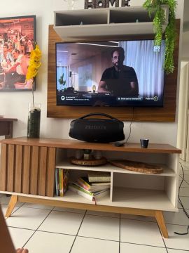Rack de TV em Madeira com Prateleira
