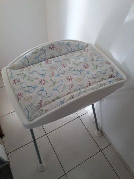 Trocador de bebê branco com estampa de baleias