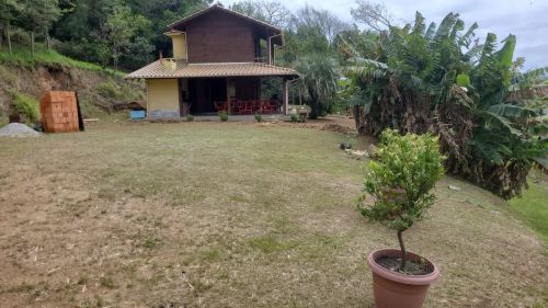 Vendo lindo sítio na beira da lagoa .