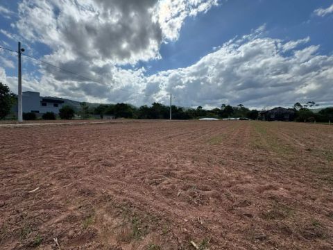 O espaço para o seu Galpão está aqui! Conheça esse terreno à venda no bairro Santa Catarin