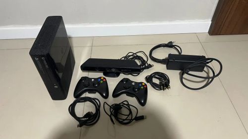 Xbox 360 com Kinect e 2 controles