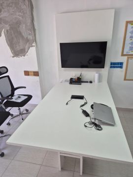 Mesa de escritório com painel para TV
