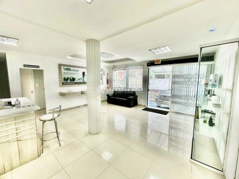 Espaço comercial com 6 salas, 4 banheiros, amplo terraço e 12 vagas garagem no Jardim Atlâ