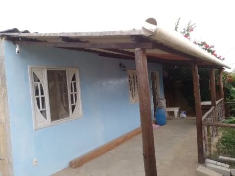 Casa tipo chácara , 400 M de terreno cercado , frutíferas plantadas.