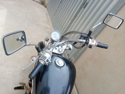 Moto Custom em ótimo estado