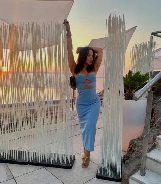 Vestido azul com detalhes em branco