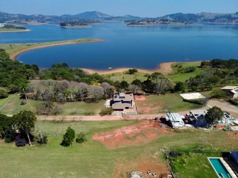 Casa em condomínio para venda com 4 quartos, sendo 4 suítes, 368m²