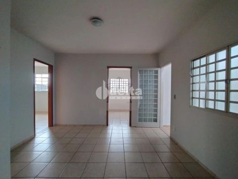 Casa residencial disponível para venda no bairro Nossa Senhora Aparecida em Uberlândia-MG