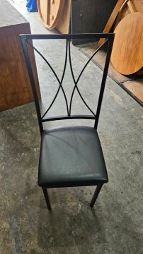 Cadeiraem Metal com Assento Estofado Preto