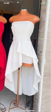 Vestido branco com cauda belíssimo.