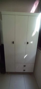 Guarda roupa infantil 3 portas branco com pés