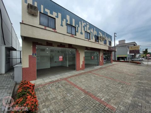Oportunidade de Locação: Sala Movimentada na Barra do Rio Cerro